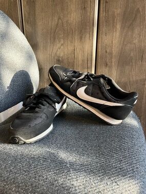 NIKE Black & White Classic Low-Top Sneakers